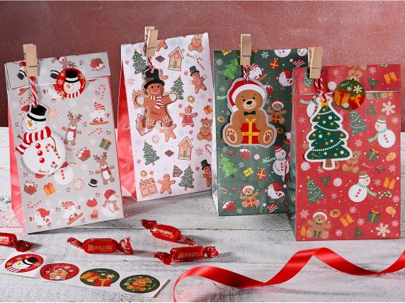 Sac en papier de Noël, pince en bois, étiquette