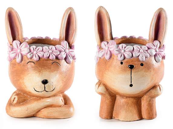 Vase lapin en terre cuite colorée avec couronne de fleurs