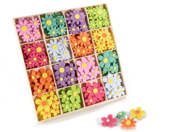 Présentoir de 144 petites fleurs en tissu coloré avec ruban