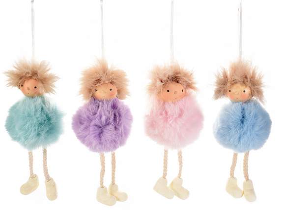 Fille aux longues jambes avec pompon en fourrure écologique