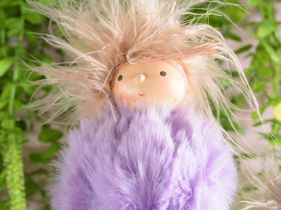 Fille aux longues jambes avec pompon en fourrure écologique