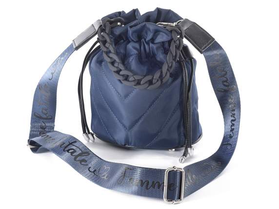 Borsa a secchiello in tessuto con tracolla e catena opaca