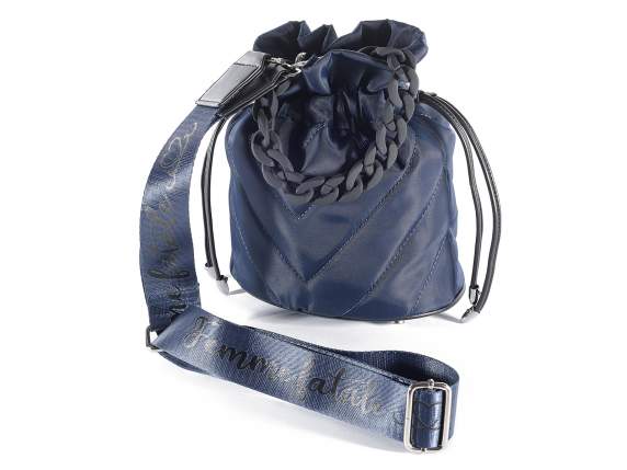 Borsa a secchiello in tessuto con tracolla e catena opaca