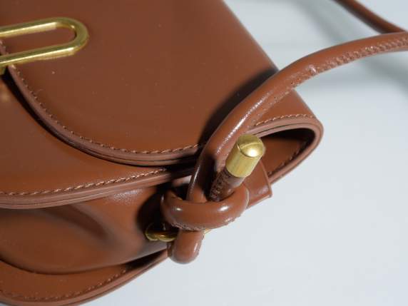 Borsa similpelle con tracolla e chiusura frontale c-girello