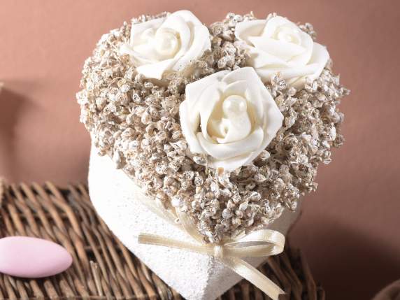 Cestino in carta a cuore c-rose e fiorellini artificiali