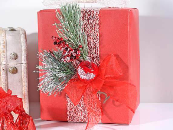 Rametto con mela, bacche rosse e aghi di pino brinati