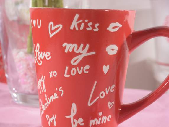 Tazza mug in ceramica Love con decori a bassorilievo