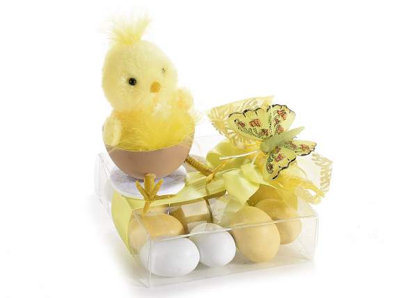 Stehendes Küken in Ei mit Federbüschel oder Hut
