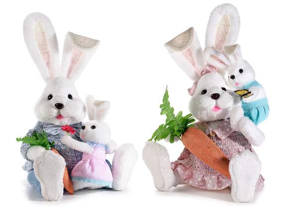 Naturfaser-Kaninchen sitzt mit Welpe und Karotte