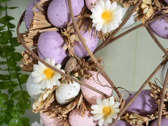 Kranz mit bunten Eiern und Gänseblümchen