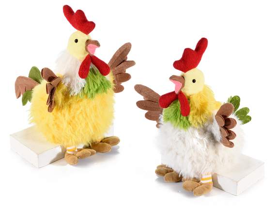 Dekorative Henne aus Stoff und Federn mit baumelnden Beinen