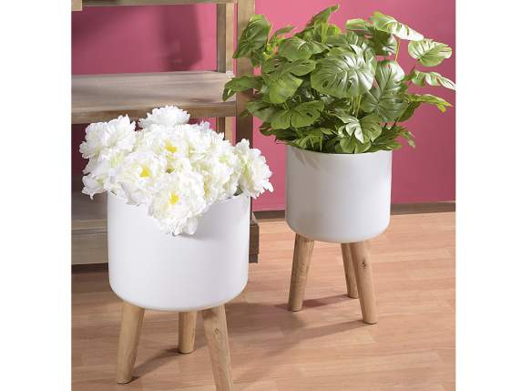 Set aus 2 Vasen aus weißem Metall mit Holzstativ