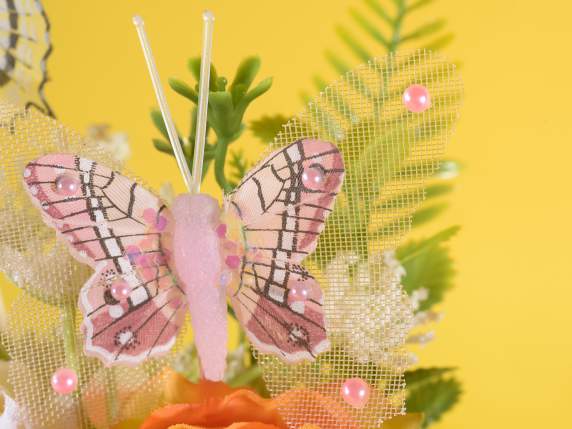 Dekorativer Schmetterling mit Federn auf Holzstab