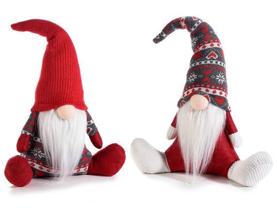 Weihnachtsmann sitzt in Stoff und Pullover mit formbarer Müt
