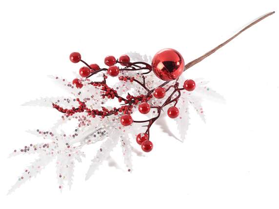 Zweig mit Eiseffekt-Blättern, roten Beeren und Kugel