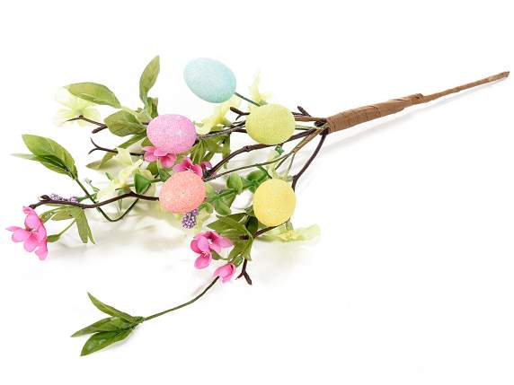 Ei bunter Zweig mit Glitzer und künstlichen Blumen