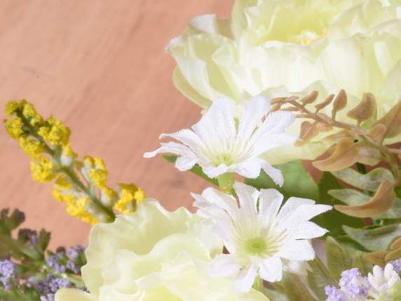 Blumenstrauß aus Butterblumen und künstlichen Blumen