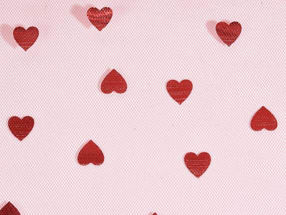 Rolle aus rotem Tüll mit metallisch roten Herzen