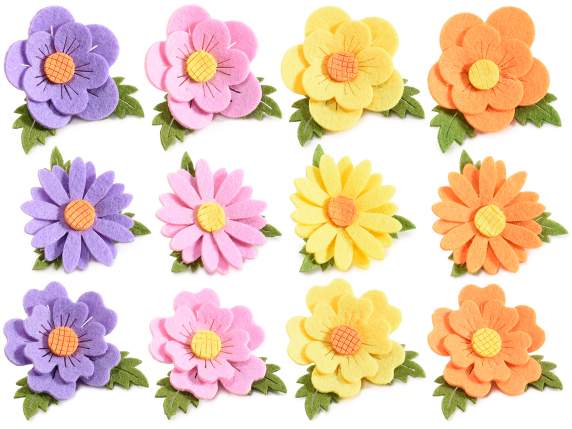 Papierdisplay mit 4 kleinen Stoffblumen mit doppelseitigem K