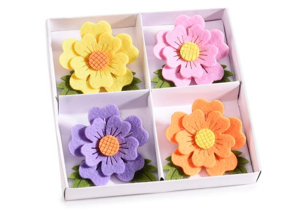 Papierdisplay mit 4 kleinen Stoffblumen mit doppelseitigem K