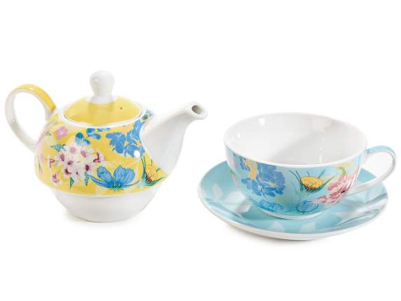 Porzellantasse und Teekanne mit Blumendekor