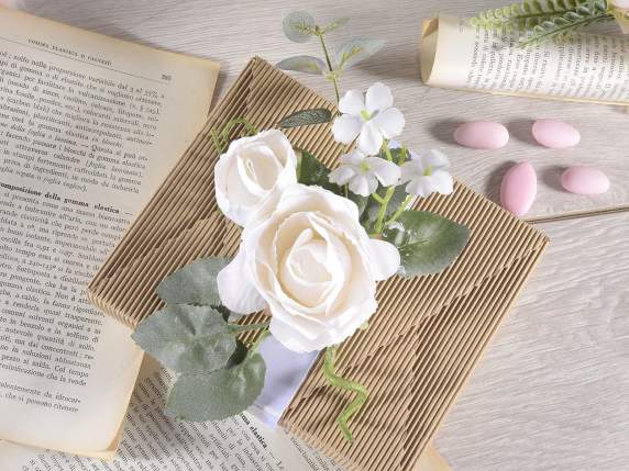 Rosenzweig aus weißem Stoff mit Knospe und kleinen Blumen