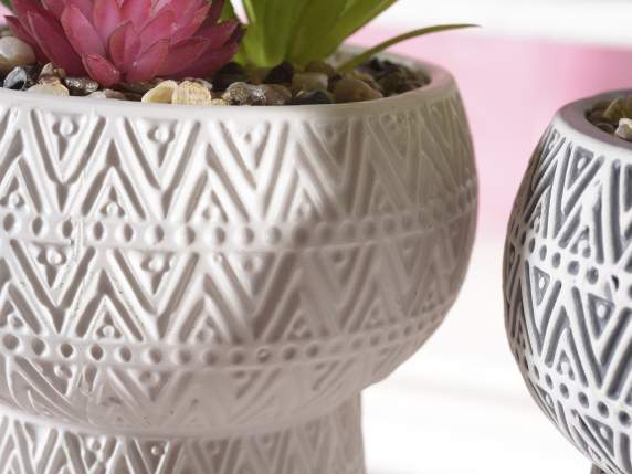 Keramikvase mit künstlichen Pflanzen gearbeitet