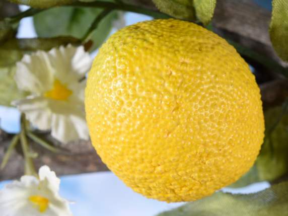 Holzgirlande mit künstlichen Zitronen und Blumen