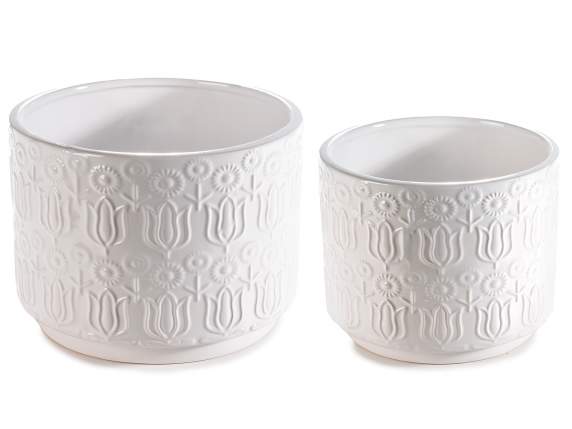 Set aus 2 weißen Keramikvasen mit geprägten Verzierungen