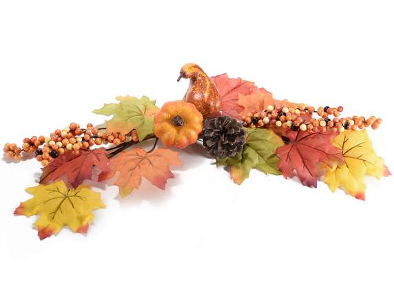 Herbstlicher Mittelpunkt mit Kürbissen, Beeren und Blättern
