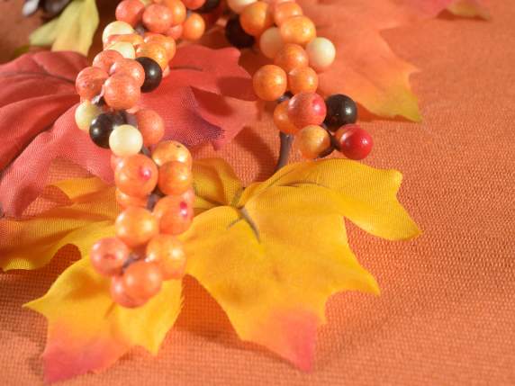 Herbstlicher Mittelpunkt mit Kürbissen, Beeren und Blättern