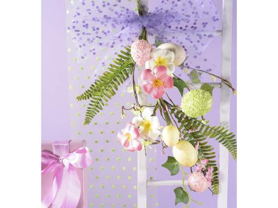 Rama de huevos de colores con purpurina y flores artificiale