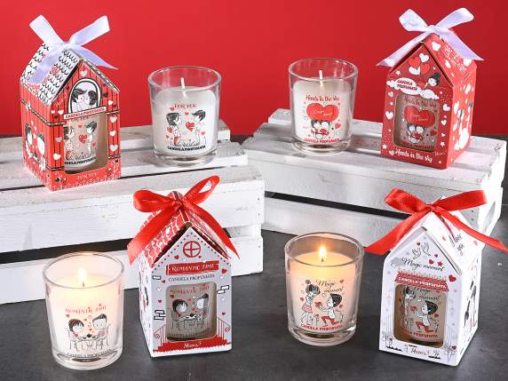 Vela perfumada en vaso de cristal con enamorados