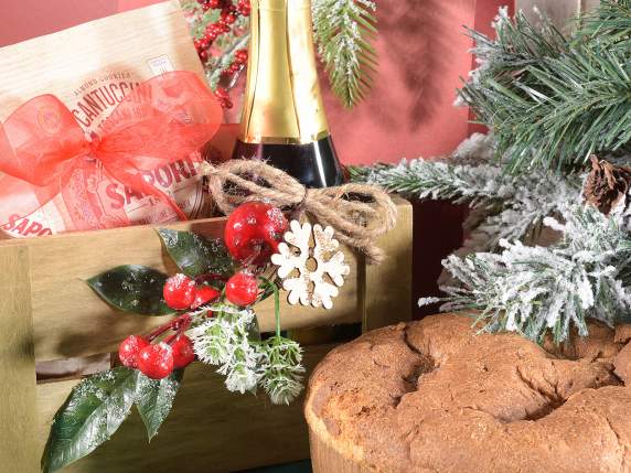 Mazzolino innevato con bacche rosse, decoro legno  e fiocco