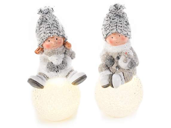 Bambino-a in ceramica su palla di neve c-luce LED e cappello