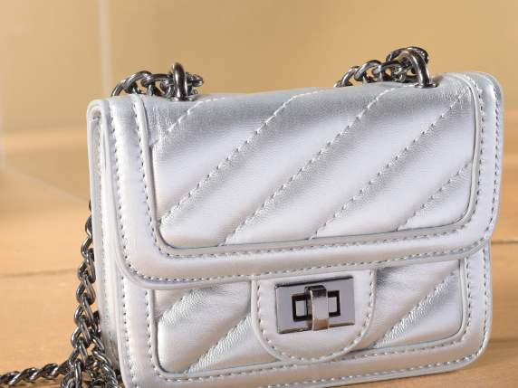 Mini bag similpelle matelassé con catena e dettagli bruniti