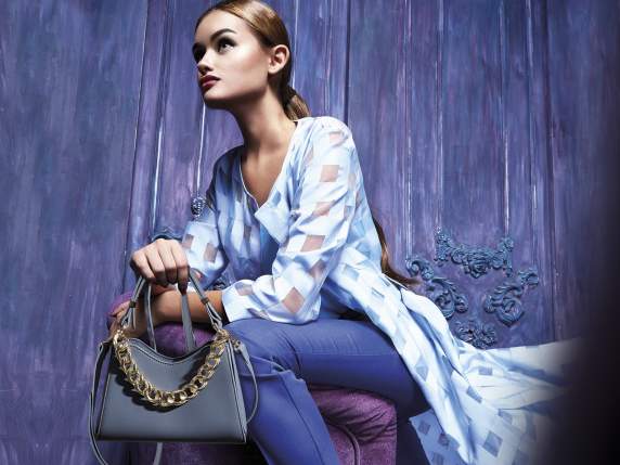 Borsa donna in similpelle azzurra c-manico e catena dorata