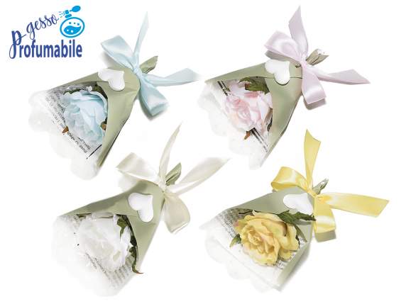 Bouquet in carta con rosa in stoffa, cuore in gesso e fiocco