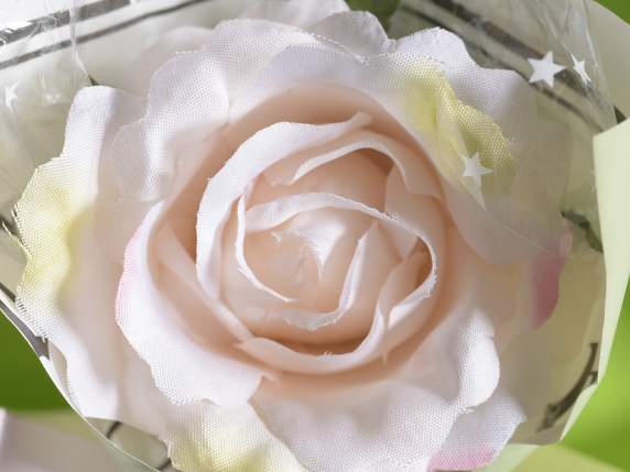 Bouquet in carta c-rosa in stoffa, cuore in gesso e fiocco