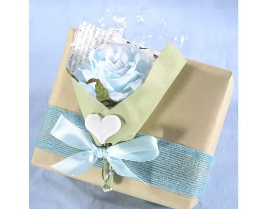Bouquet in carta con rosa in stoffa, cuore in gesso e fiocco