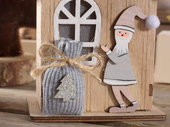 Casetta in legno da appendere con personaggi natalizi e luci