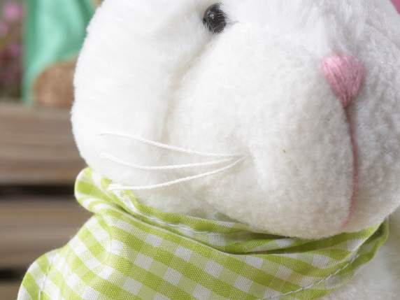 Coniglietto bianco in finto pelo con carota e foulard
