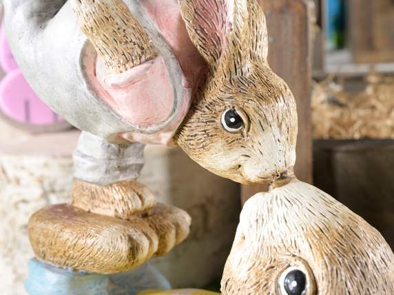 Coppia di coniglietti che giocano in resina colorata