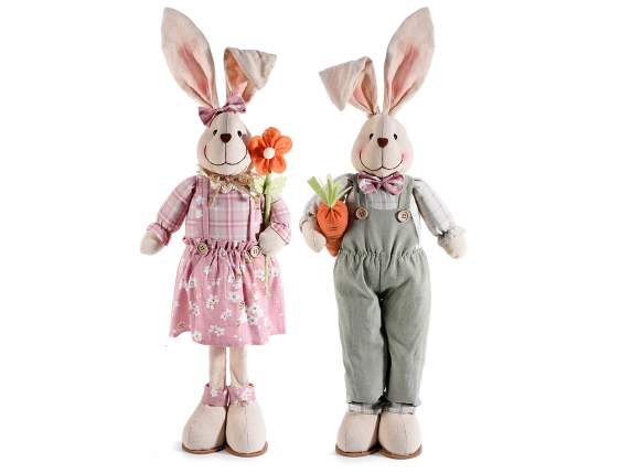 Coniglio decorativo in stoffa con fiore e carota