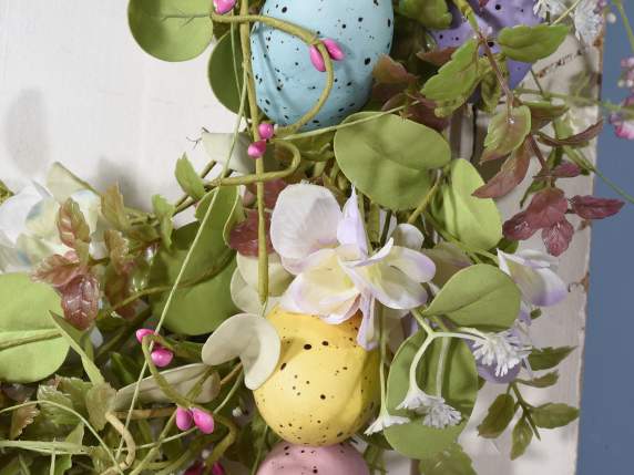 Ghirlanda di uova colorate e fiori artificiali