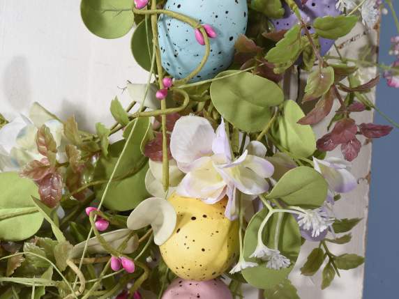 Ghirlanda di uova colorate e fiori artificiali