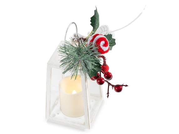 Lanterna con candela LED, ramo di pino con bacche e pallina