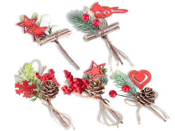 Mazzolino con pino, bacche e decori in legno