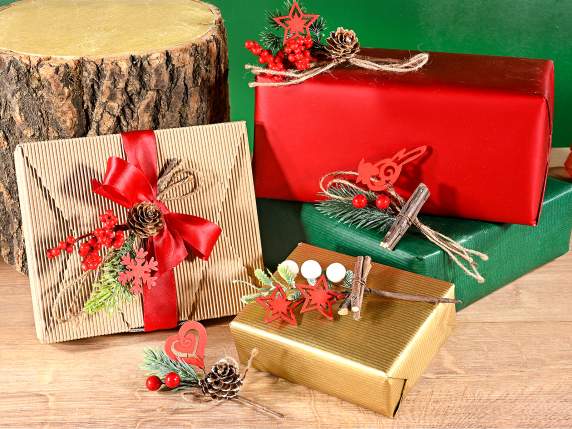 Mazzolino con pino, bacche e decori in legno