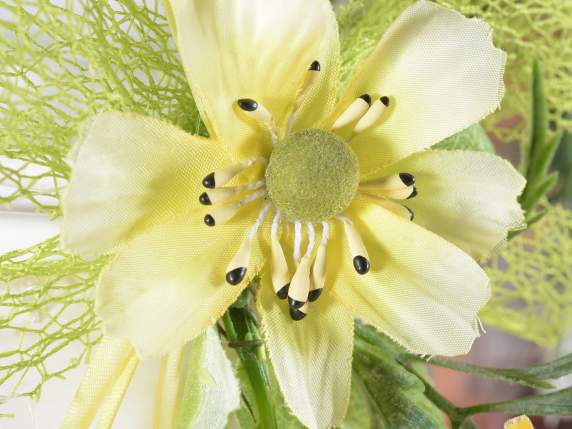 Mazzolino con anemone in stoffa, ovetto, fiocco e farfalla